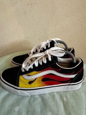 Vans Old Skool vibrant red and yellow flame graphic on a black Womena Size 6.5
